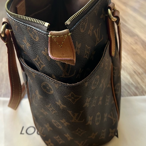 Louis Vuitton over the shoulder bag - Picture 4 of 5